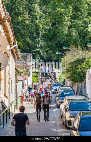 Brasov, Romania - 02 settembre 2023: Turisti e abitanti del luogo passeggiano nella zona pedonale nel centro storico di Brasov. Foto Stock