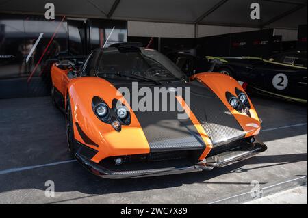 Vista frontale di una splendida Pagani Zonada cinque GT1 arancione con strisce nere Foto Stock