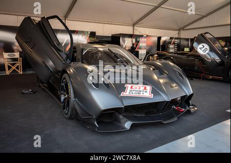 Vista frontale di una splendida Pagani Huayra R GT1 in fibra di carbonio testurizzata Foto Stock