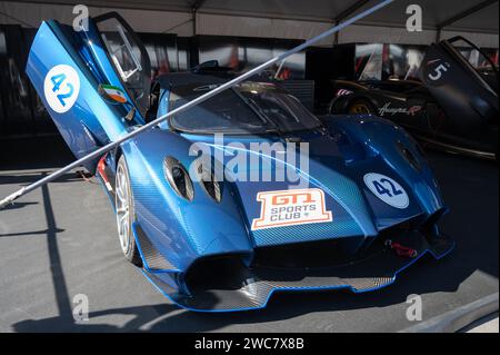 Vista frontale di uno splendido Pagani Huayra R GT1 in fibra di carbonio blu testurizzato Foto Stock