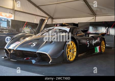 Vista frontale di una splendida Pagani Huayra R GT1 in fibra di carbonio testurizzata Foto Stock