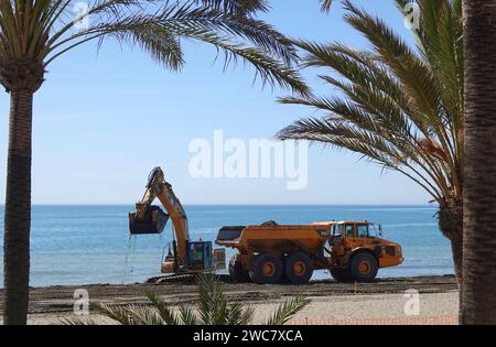 Un trasportatore articolato Volvo A40D che lavora in un cantiere costiero Foto Stock