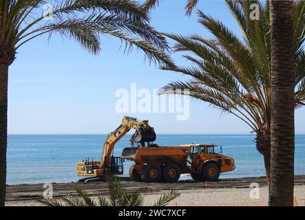 Un trasportatore articolato Volvo A40D che lavora in un cantiere costiero Foto Stock