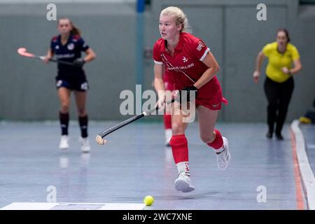 Mannheim, Deutschland. 14 gennaio 2024. Marie Fischer (TSVMH, 30), AM Ball, Freisteller, Ganzkörper, Einzelbild, Einzelfoto, Aktion, Action, 14.01.2024, Mannheim (Deutschland), Hallenhockey, 1. Bundesliga Süd, Damen, Mannheimer HC - TSV Mannheim Credit: dpa/Alamy Live News Foto Stock