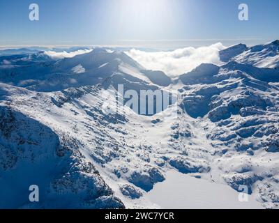 Incredibile vista aerea invernale del monte Pirin vicino a Polezhan e Bezbog Peaks, Bulgaria Foto Stock