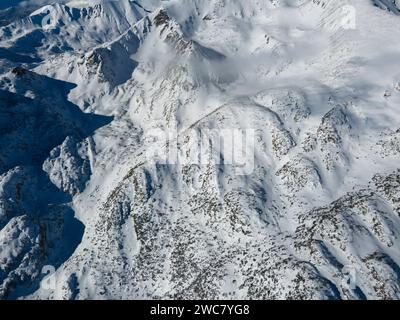 Incredibile vista aerea invernale del monte Pirin vicino a Polezhan e Bezbog Peaks, Bulgaria Foto Stock