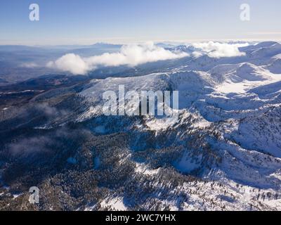 Incredibile vista aerea invernale del monte Pirin vicino a Polezhan e Bezbog Peaks, Bulgaria Foto Stock