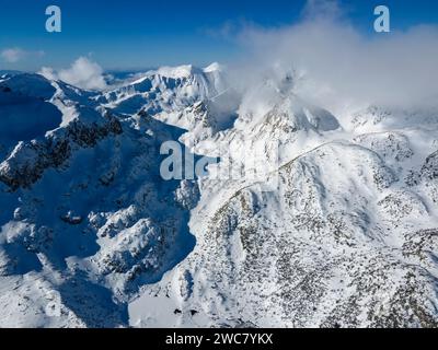 Incredibile vista aerea invernale del monte Pirin vicino a Polezhan e Bezbog Peaks, Bulgaria Foto Stock