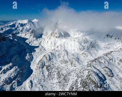 Incredibile vista aerea invernale del monte Pirin vicino a Polezhan e Bezbog Peaks, Bulgaria Foto Stock