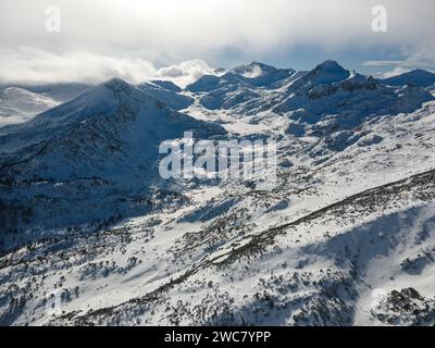 Incredibile vista aerea invernale del monte Pirin vicino a Polezhan e Bezbog Peaks, Bulgaria Foto Stock