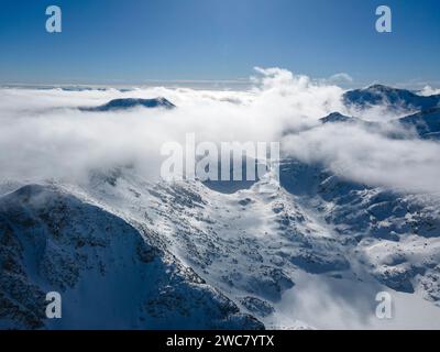 Incredibile vista aerea invernale del monte Pirin vicino a Polezhan e Bezbog Peaks, Bulgaria Foto Stock