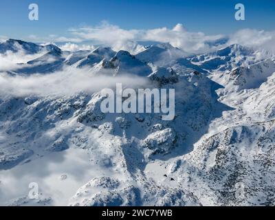 Incredibile vista aerea invernale del monte Pirin vicino a Polezhan e Bezbog Peaks, Bulgaria Foto Stock