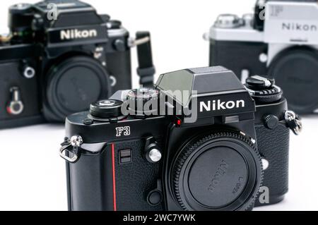 L'iconica fotocamera Nikon F3 affiancata da Nikon F e F2 Classics, un tributo all'eredità duratura dell'evoluzione della fotocamera Nikon . Foto Stock