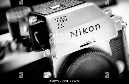 L'iconica fotocamera Nikon F, uno spirito vintage capolavoro dell'epoca d'oro della fotografia analogica. Foto Stock