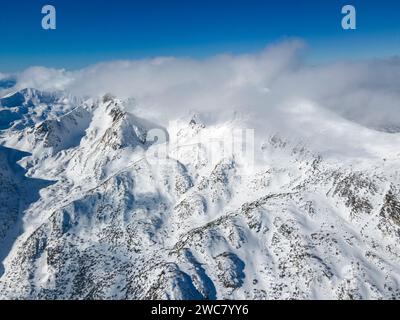 Incredibile vista aerea invernale del monte Pirin vicino a Polezhan e Bezbog Peaks, Bulgaria Foto Stock