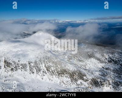 Incredibile vista aerea invernale del monte Pirin vicino a Polezhan e Bezbog Peaks, Bulgaria Foto Stock