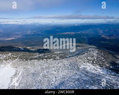 Incredibile vista aerea invernale del monte Pirin vicino a Polezhan e Bezbog Peaks, Bulgaria Foto Stock