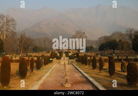 Srinagar Kashmir, India. 14 gennaio 2024. Una vista della fontana essiccata al Nishat Garden di Srinagar. La valle del Kashmir sta vivendo un periodo di secchezza prolungato durante questo periodo più duro dell'inverno "Chillai Kalan", che rappresenta una minaccia non solo per il settore agricolo, ma anche per la paura della diffusione di varie malattie a causa della siccità. L'enorme flusso di turisti in questa stagione da diverse parti del mondo sono tuttavia preoccupati in quanto la Valle non sta assistendo ad alcuna nevicata. Il 14 gennaio 2024, Srinagar Kashmir, India. (Immagine di credito: © Firdous Nazir/eyepix via ZUMA Press Wire) SOLO USO EDITORIALE! Non f Foto Stock