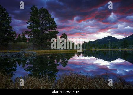 Splendida alba sul lago Sprague nella Rocky Mountain National Forest, Colorado Foto Stock