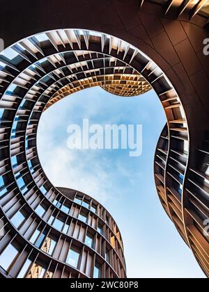 Guardando verso l'alto Axel Towers, un iconico edificio per uffici a uso misto a Copenaghen Foto Stock