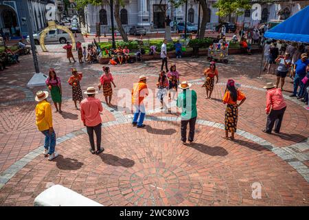 Danza tradizionale nella piazza della cattedrale nella vecchia casco viejo di Panama City Foto Stock
