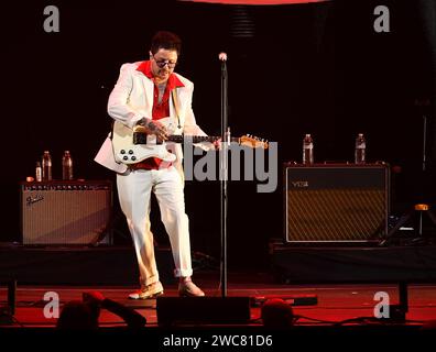 Anaheim, USA. 14 gennaio 2024. Lovelytheband - Mitchy Collins si esibisce sul palco all'alter EGO DI iHeartRadio del 2024 all'Honda Center il 13 gennaio 2024 ad Anaheim, California. Foto: C Flanigan/imageSPACE credito: Imagespace/Alamy Live News Foto Stock