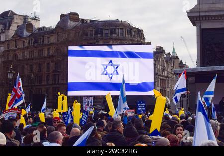 Londra, Regno Unito. 14 gennaio 2024. Migliaia di manifestanti pro-Israele si riuniscono a Trafalgar Square per celebrare i 100 giorni dall'attacco di Hamas su Israele il 7 ottobre 2023. Credito: Vuk Valcic/Alamy Live News Foto Stock