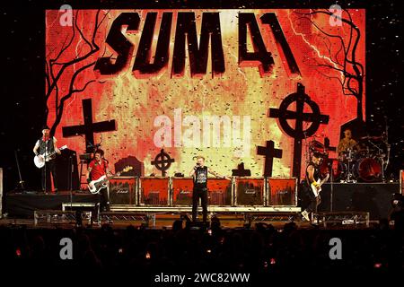 Anaheim, USA. 14 gennaio 2024. Sum 41 - Tom Thacker, Jason McCaslin, Deryck Whibley, Frank Zummo e Dave Bakshof si esibiscono sul palco dell'alter EGO iHeartRadio del 2024 all'Honda Center il 13 gennaio 2024 ad Anaheim, California. Foto: C Flanigan/imageSPACE/Sipa USA credito: SIPA USA/Alamy Live News Foto Stock