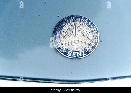 WETTENBERG, ASSIA, GERMANIA - 07 - 28 - 2023: Simbolo MERCEDES BENZ d'epoca in dettaglio su un'auto blu metallizzato. Foto Stock