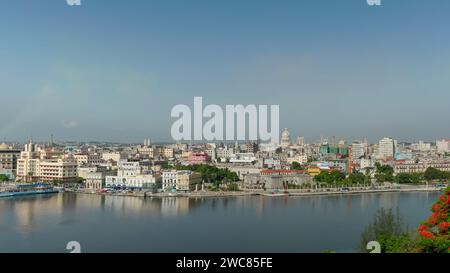 vista della città vecchia dell'avana e del porto dalla statua del cristo dell'avana Foto Stock
