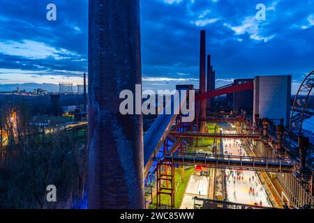 Die Eisbahn auf der Kokerei Zollverein, Welterbe Zeche Zollverein, Links Die Skyline der Innenstadt von Essen, NRW, Deutschland, Eisbahn Zollverein *** la pista di ghiaccio della cokeria Zollverein, Zollverein Coal Mine World Heritage Site, sulla sinistra lo skyline del centro di Essen, NRW, Germania, Zollverein Ice rink Foto Stock