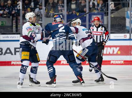 Muenchen, Deutschland. 14 gennaio 2024. Andrew MacWilliam (EHC Red Bull Muenchen, n. 2) bei einer Auseinandersetzung mit Yannick Veilleux (Eisbaeren Berlin, n. 38) und Patrice Cormier (Eisbaeren Berlin, n. 28). EHC Red Bull Muenchen gegen Eisbaeren Berlin, Eishockey, DEL, 38. Spieltag, Saison 2023/2024, 14.01.2024. Foto: Eibner-Pressefoto/Heike Feiner Credit: dpa/Alamy Live News Foto Stock