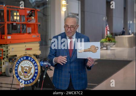 New York, New York, USA. 14 gennaio 2024. (NUOVO) il senatore Schumer dice che metterà il disegno di legge sul finanziamento del governo a breve termine al Senato martedì. 14 gennaio 2024, New York, New York, USA: Il leader della maggioranza del Senato, il senatore statunitense Chuck Schumer (D-NY) annuncia che porterà la legislazione al Senato martedì per finanziare il governo a marzo, mentre la scadenza per la chiusura incombe venerdì 14 gennaio 2024 a New York City. Il senatore Schumer, inoltre, rivela un nuovo piano per avere U.S. Army Corps of Engineers per finanziare la riabilitazione di emergenza sulle coste di Long Island. (Credit: M10s/TheNews2) (foto: M10s/Thenews Foto Stock