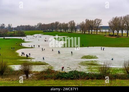 Die Rheinwiesen bei Düsseldorf-Niederkassel, Eisflächen nach Hochwasser, durch aufgestiegenes Grundwasser hinter dem Rheindeich, Wintervergnügen, Eislaufen, NRW, Deutschland, gefrorene Rheinwiesen *** i prati del Reno vicino a Düsseldorf Niederkassel, piste di ghiaccio dopo le inondazioni, a causa dell'innalzamento delle acque sotterranee dietro la diga del Reno, divertimento invernale, pattinaggio su ghiaccio, NRW, Germania, prati ghiacciati del Reno Foto Stock