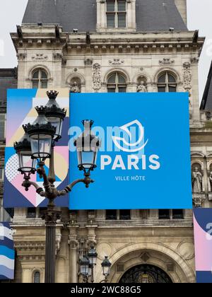 Logo dei Giochi Olimpici di Parigi 2024 sul municipio Hotel de Ville di Parigi, Francia Foto Stock