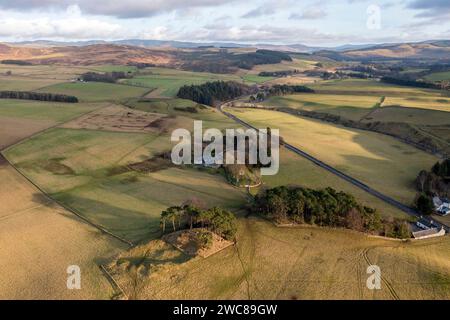 Vista aerea con droni del sito archeologico di Abbey Knowe e della valle di Lyne Water vicino a Peebles, Scozia. Foto Stock