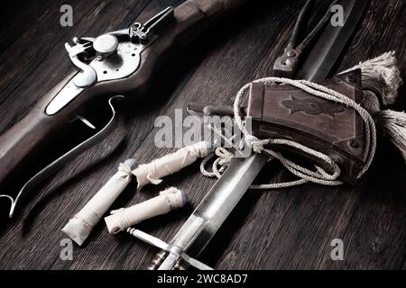 moschetto flintlock con fiasca per polveri e proiettili a led sul ponte di legno. Foto Stock