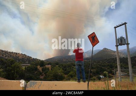 Santiago, metropolitana, Cile. 14 gennaio 2024. Un uomo guarda un incendio nella foresta a Santiago, Cile. (Immagine di credito: © Matias Basualdo/ZUMA Press Wire) SOLO USO EDITORIALE! Non per USO commerciale! Foto Stock