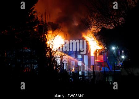 Newport, Regno Unito. 14 gennaio 2024. I vigili del fuoco si battono per spegnere l'incendio nella Wern Industrial Estate di Rogerstone, in Galles, il 14 gennaio 2024. Questa immagine può essere utilizzata solo per scopi editoriali. Solo per uso editoriale. Credito: Ashley Crowden/Alamy Live News Foto Stock