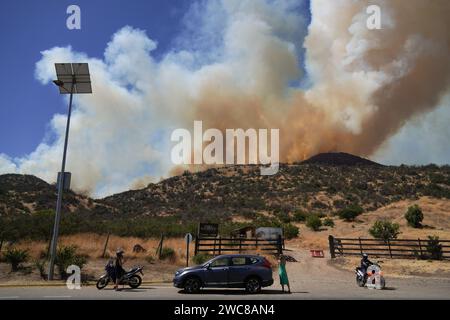 Santiago, metropolitana, Cile. 14 gennaio 2024. La gente guarda un incendio boschivo a Santiago, in Cile. (Immagine di credito: © Matias Basualdo/ZUMA Press Wire) SOLO USO EDITORIALE! Non per USO commerciale! Foto Stock