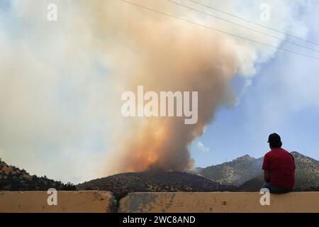 Santiago, metropolitana, Cile. 14 gennaio 2024. Un uomo guarda un incendio nella foresta a Santiago, Cile. (Immagine di credito: © Matias Basualdo/ZUMA Press Wire) SOLO USO EDITORIALE! Non per USO commerciale! Foto Stock