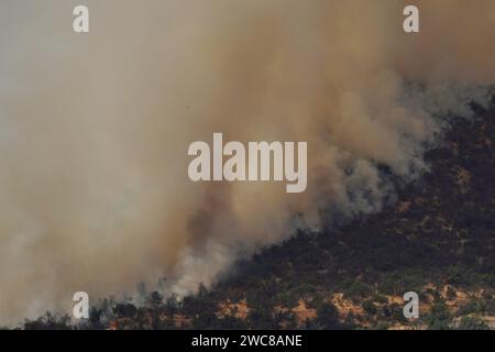 Santiago, metropolitana, Cile. 14 gennaio 2024. Un incendio boschivo consuma una collina a Santiago, Cile. (Immagine di credito: © Matias Basualdo/ZUMA Press Wire) SOLO USO EDITORIALE! Non per USO commerciale! Foto Stock