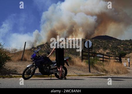 Santiago, metropolitana, Cile. 14 gennaio 2024. Un uomo guarda un incendio nella foresta a Santiago, Cile. (Immagine di credito: © Matias Basualdo/ZUMA Press Wire) SOLO USO EDITORIALE! Non per USO commerciale! Foto Stock