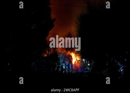 Newport, Regno Unito. 14 gennaio 2024. I vigili del fuoco si battono per spegnere l'incendio nella Wern Industrial Estate di Rogerstone, in Galles, il 14 gennaio 2024. Questa immagine può essere utilizzata solo per scopi editoriali. Solo per uso editoriale. Credito: Ashley Crowden/Alamy Live News Foto Stock
