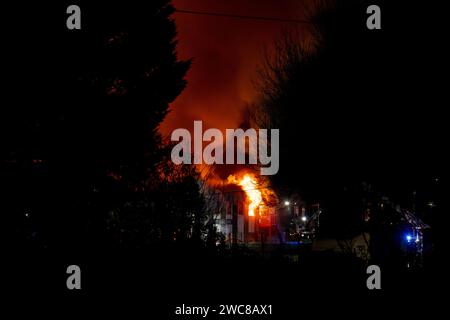 Newport, Regno Unito. 14 gennaio 2024. I vigili del fuoco si battono per spegnere l'incendio nella Wern Industrial Estate di Rogerstone, in Galles, il 14 gennaio 2024. Questa immagine può essere utilizzata solo per scopi editoriali. Solo per uso editoriale. Credito: Ashley Crowden/Alamy Live News Foto Stock