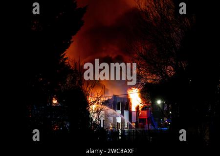 Newport, Regno Unito. 14 gennaio 2024. I vigili del fuoco si battono per spegnere l'incendio nella Wern Industrial Estate di Rogerstone, in Galles, il 14 gennaio 2024. Questa immagine può essere utilizzata solo per scopi editoriali. Solo per uso editoriale. Credito: Ashley Crowden/Alamy Live News Foto Stock