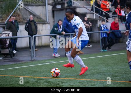 San Claudio, Spagna. 14 gennaio 2024. Giocatore UDG Tenerife, Thais Ferreira (3) con la palla durante il round 16 della SM la Reina Cup 2023-24 tra Real Oviedo Fem e UDG Tenerife, il 14 gennaio 2024, presso il complesso sportivo "El Castañeo", a San Claudio, in Spagna. (Foto di Alberto Brevers/Pacific Press) Credit: Pacific Press Media Production Corp./Alamy Live News Foto Stock