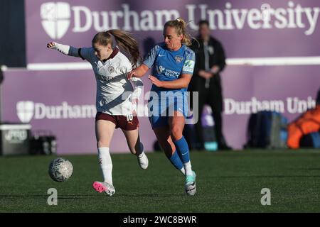 Durham City domenica 14 gennaio 2024. Il Jess PARK del Manchester City in azione con la Durham Women's Beth Hepple durante l'Adobe Women's fa Cup Fourth Round Match tra Durham Women FC e Manchester City al Maiden Castle di Durham City domenica 14 gennaio 2024. (Foto: Mark Fletcher | mi News) crediti: MI News & Sport /Alamy Live News Foto Stock