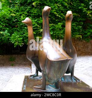 Statua di tre oche di bronzo in Place du Marche a Sarlat in Francia Foto Stock