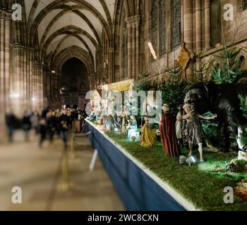 Strasburgo, Francia - 23, 2017: Scena della presepe nella cattedrale di Notre-Dame de Strasbourg durante le vacanze invernali, che rappresenta la nascita di Gesù, con personaggi multipli e persone che ammirano le statue Foto Stock